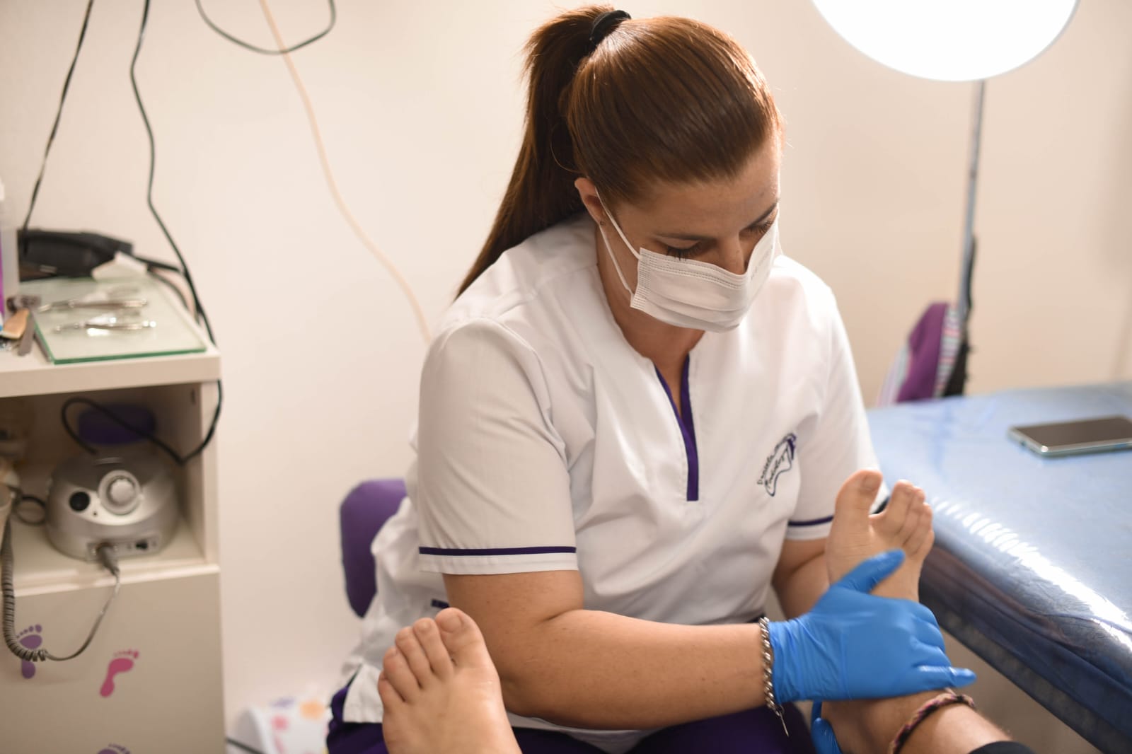 Daniela Moreira trabajando con instrumental esterilizado